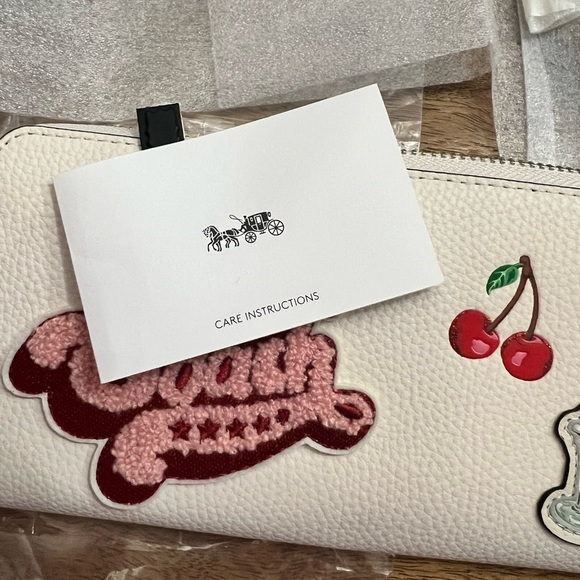 NWT Coach Zip Wallet. - Picture 3 of 4